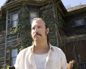 John Corbett in una scena del film The Messengers