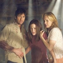 Kristen Stewart, Dylan McDermott e Penelope Ann MIller in una scena del film The Messengers
