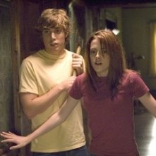 Kristen Stewart e Dustin Milligan in una scena del film The Messengers