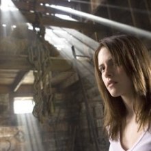 L'attrice Kristen Stewart in una scena del film The Messengers