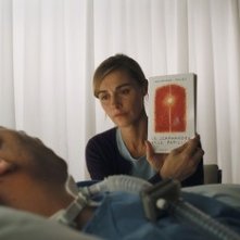 Mathieu Amalric ed Anne Consigny in una scena del film Le scaphandre et le papillon