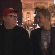 Michael Moore in una scena del documentario Sicko