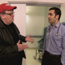 Michael Moore in una scena di Sicko, incentrato sul sistema sanitario americano