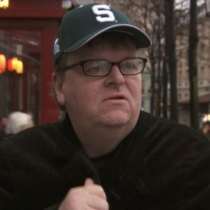 il regista Michael Moore in una scena di Sicko