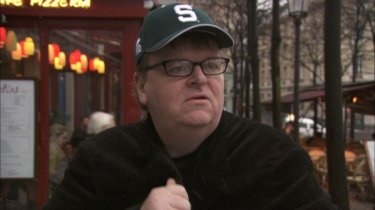 il regista Michael Moore in una scena di Sicko