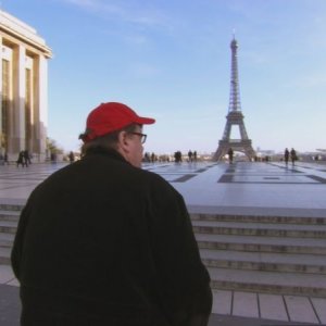 Michael Moore a Parigi in una scena di Sicko