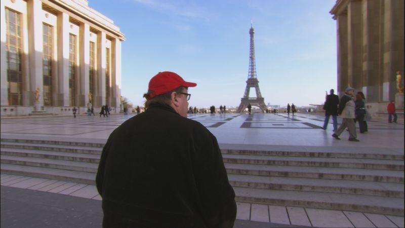 Michael Moore a Parigi in una scena di Sicko