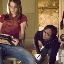 Oxide Pang e Kristen Stewart sul set del film The Messengers