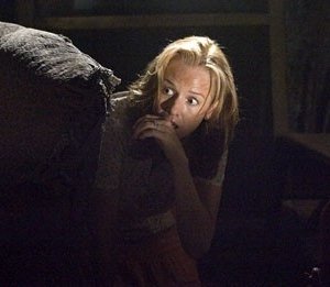 Penelope Ann MIller in una scena drammatica del film The Messengers