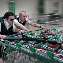 Nick Frost e Simon Pegg in una scena action di Hot Fuzz
