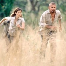 Brooke Langton e Dominic Purcell in una scena del film Paura primordiale