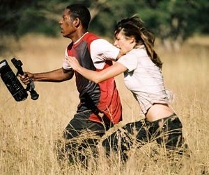 Brooke Langton e Orlando Jones in una scena del film Primeval