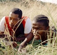 Gabriel Malema e Orlando Jones in una scena del film Primeval