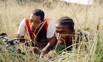 Gabriel Malema e Orlando Jones in una scena del film Primeval