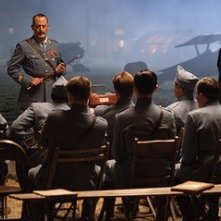 Jean Reno in una scena del film Giovani Aquile