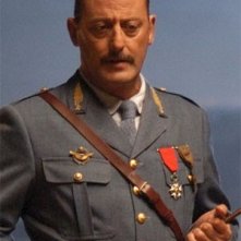 Jean Reno nel film Giovani Aquile