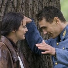 Jennifer Decker e  Jean Reno in una scena del film Giovani Aquile