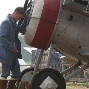 Philip Winchester in una scena del film Giovani Aquile