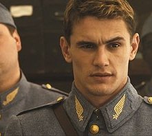 Tyler Labine, James Franco e Abdul Salis in una scena del film Giovani Aquile