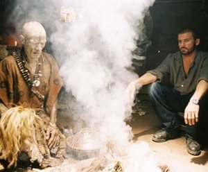 Ernest Ndlovu e Dominic Purcell in una scena del film Primeval