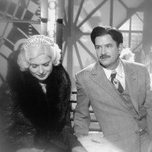 Isabella Rossellini e Mark McKinney in una scena del film La canzone più triste del mondo