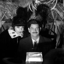 Maria De Medeiros accanto a Mark McKinney in una scena del film La canzone più triste del mondo