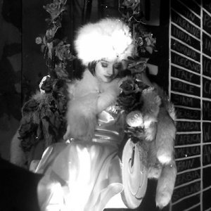 Maria De Medeiros e Mark McKinney in una scena del film La canzone più triste del mondo