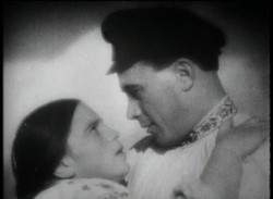 Una scena del film La terra