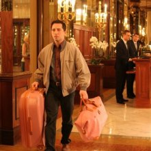 Gad Elmaleh in una scena del film Ti va di pagare?