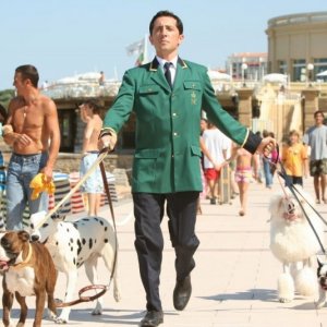 Gad Elmaleh in una scena del film Ti va di pagare?