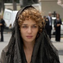 Valeria Golino con il capo coperto da un velo in una scena del film Il sole nero