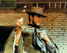 Clint Eastwood in una scena del western PER UN PUGNO DI DOLLARI