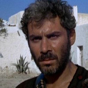 Gianmaria Volontè in una scena del western PER UN PUGNO DI DOLLARI