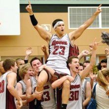Un trionfante Jesse Metcalfe in una scena de Il mio ragazzo è un bastardo