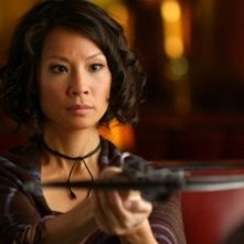 Una grintosa Lucy Liu in una scena del film Rise: Blood Hunter