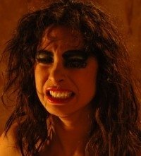 Una smorfia di Moran Atias, potente strega nel film La Terza Madre