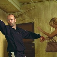 Amy Smart e Jason Statham in una scena di Crank (2006)
