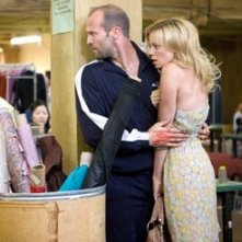 Amy Smart e Jason Statham in una scena dell'action movie Crank