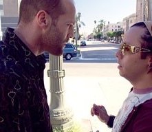 Efren Ramirez e Jason Statham in una scena del film Crank