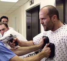 Glenn Howerton e Jason Statham in una scena del film Crank