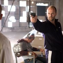 Il killer Chev (Jason Statham) in una scena del film Crank