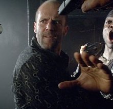 Jason Statham in una scena del film Crank (2006),  regia di Mark Neveldine