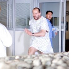 Jason Statham in una sequenza di fuga del film Crank