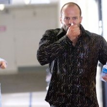 Jason Statham (Chev) in una scena del film Crank