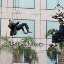 Jason Statham in una scena d'azione del film Crank