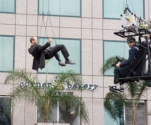 Jason Statham in una scena d'azione del film Crank