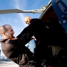 Jose Pablo Cantillo e Jason Statham in una scena del film Crank