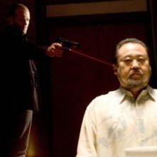 Keone Young e Jason Statham in una scena del film Crank