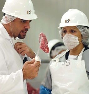 Bobby Cannavale e Yareli Arizmendi in una scena del film Fast Food Nation