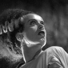 Elsa Lanchester in una scena di La moglie di Frankenstein